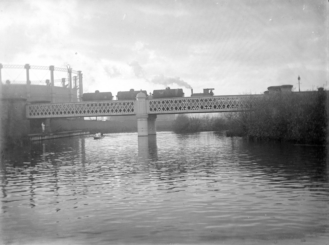 [Gasworks bridge loco  holder c. 1920 D254356a]