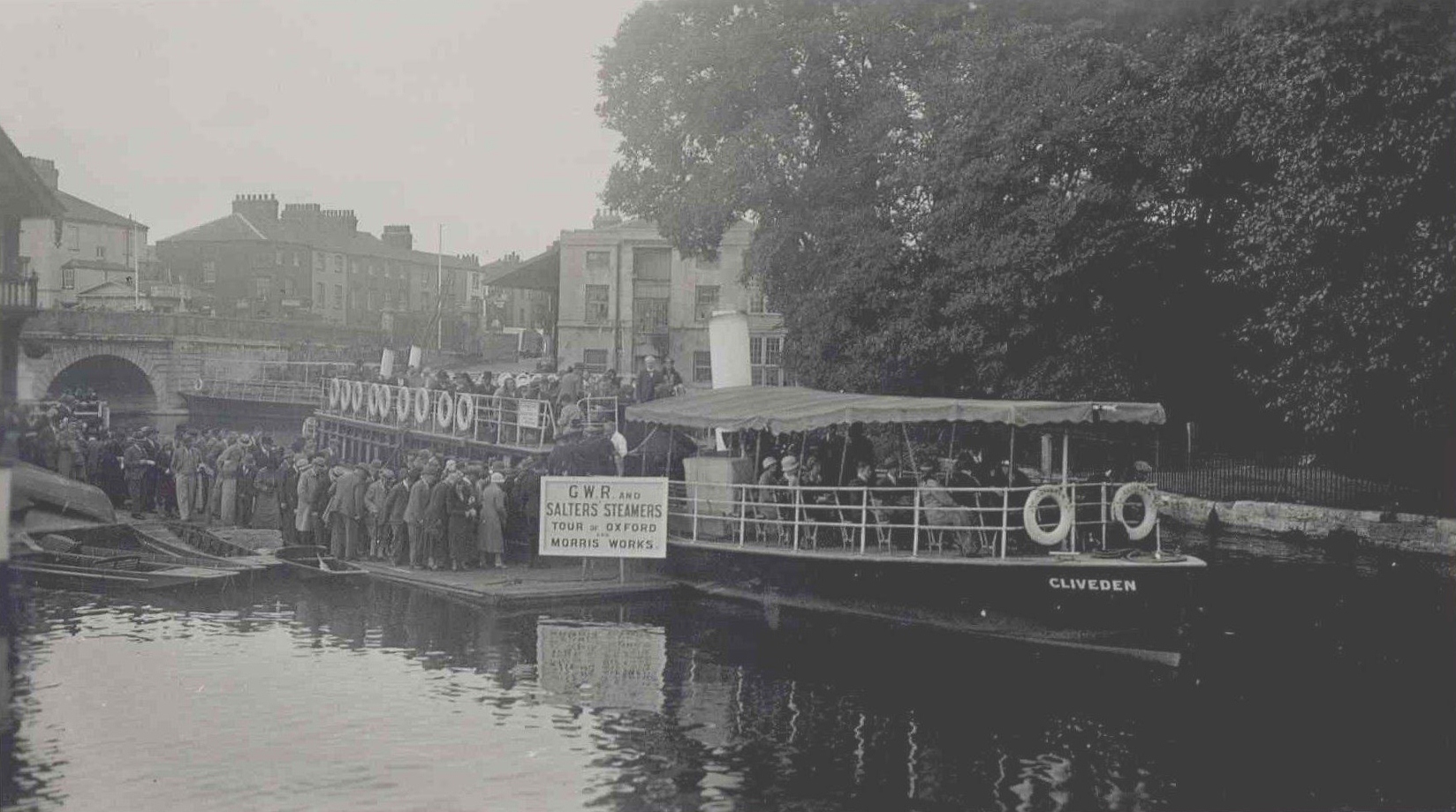 [Salters at Folly Bridge with GWR notice Simon Wenham Dec 13]